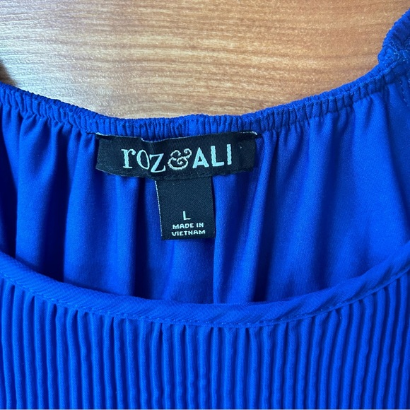 3/$20 Roz & Ali blue blouse - Picture 2 of 8